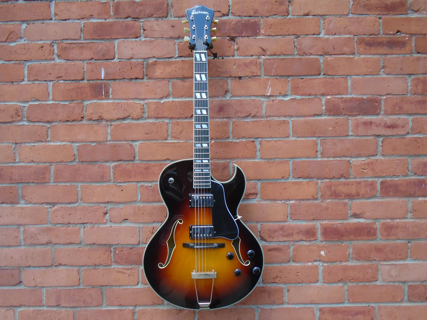 Eastman AR372CE -SB w/hard case