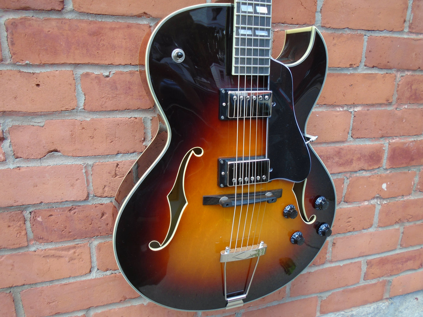 Eastman AR372CE -SB w/hard case