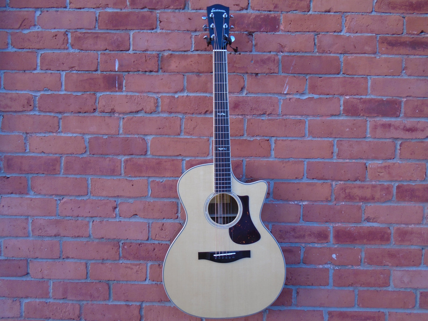 Eastman AC422CE-A/E w/hard case