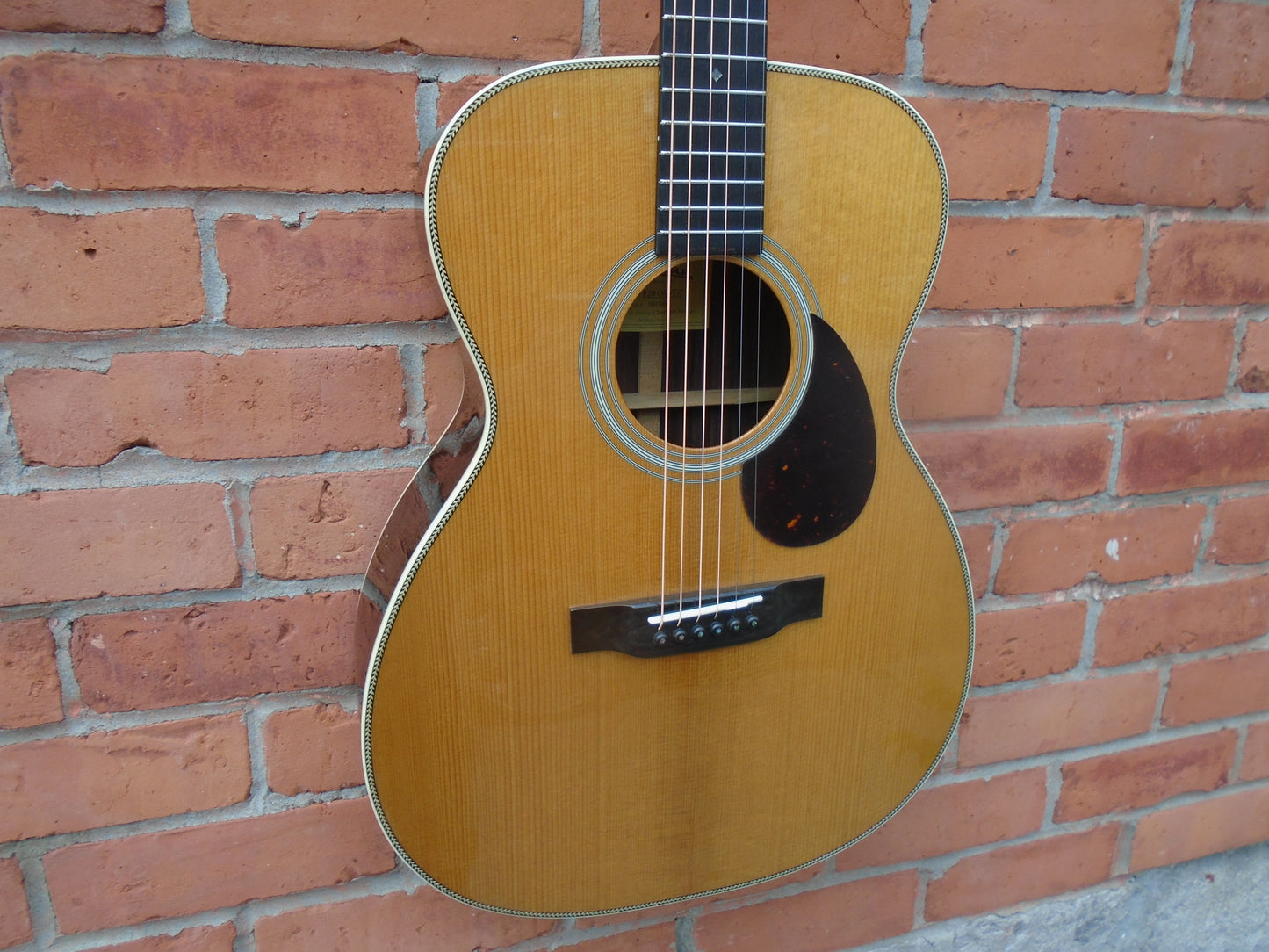 Eatstman E20OM-TC guitar w/hard case, store demo in a mint condition