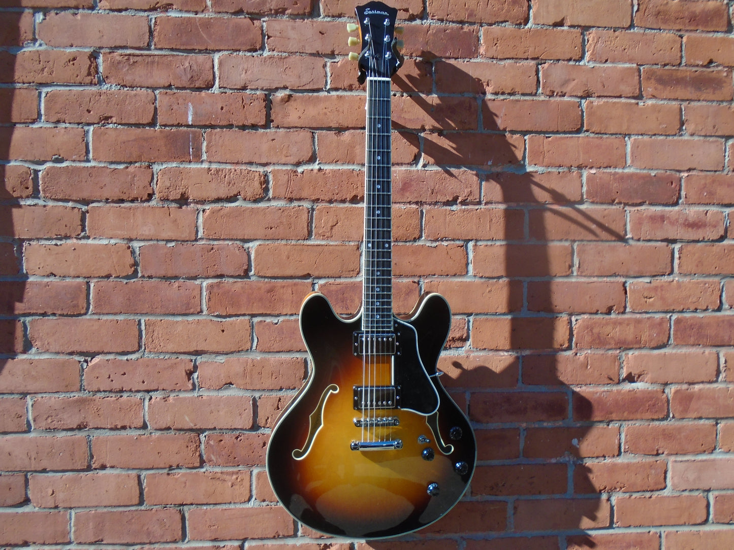 Eastman T386-SB guitar w/hard case-store demo