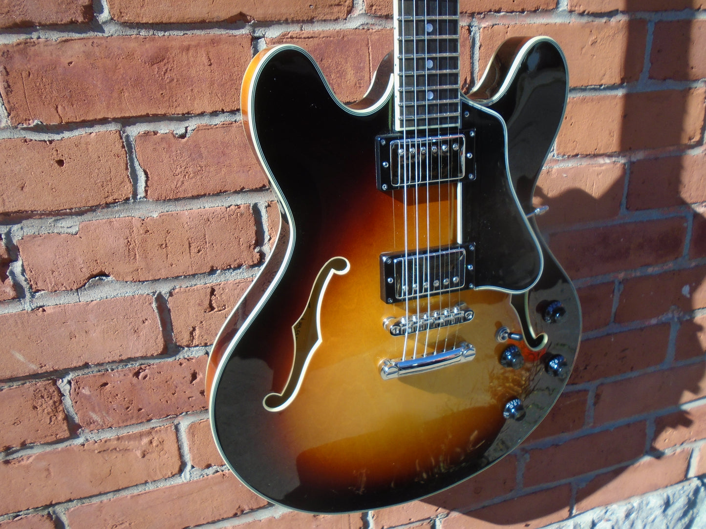 Eastman T386-SB guitar w/hard case-store demo