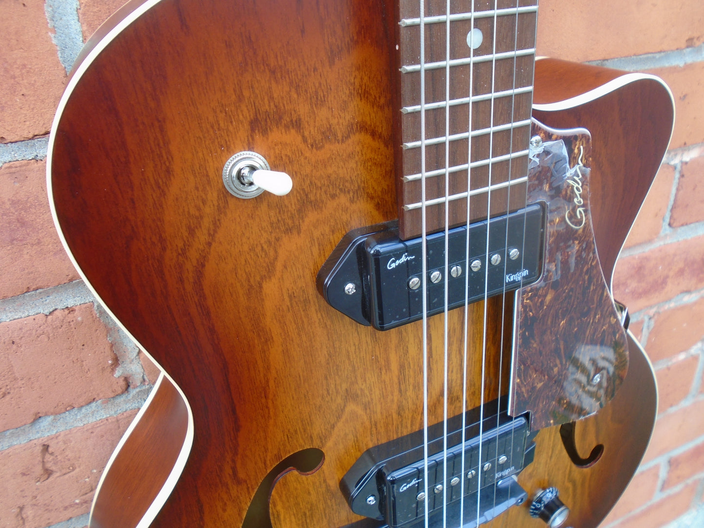 Godin 5th Ave , Kingpin ll P-90 cognac Burst sf