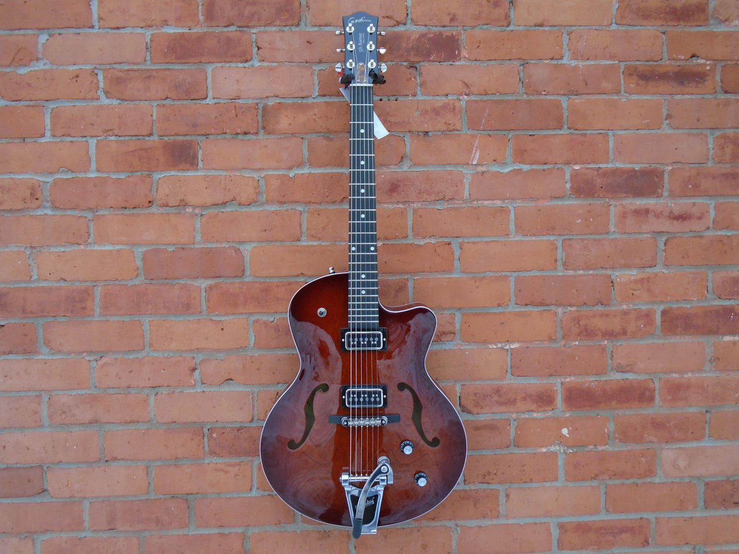 Godin 5th Ave Uptown , T-Armond Havana Brown sf w/bag