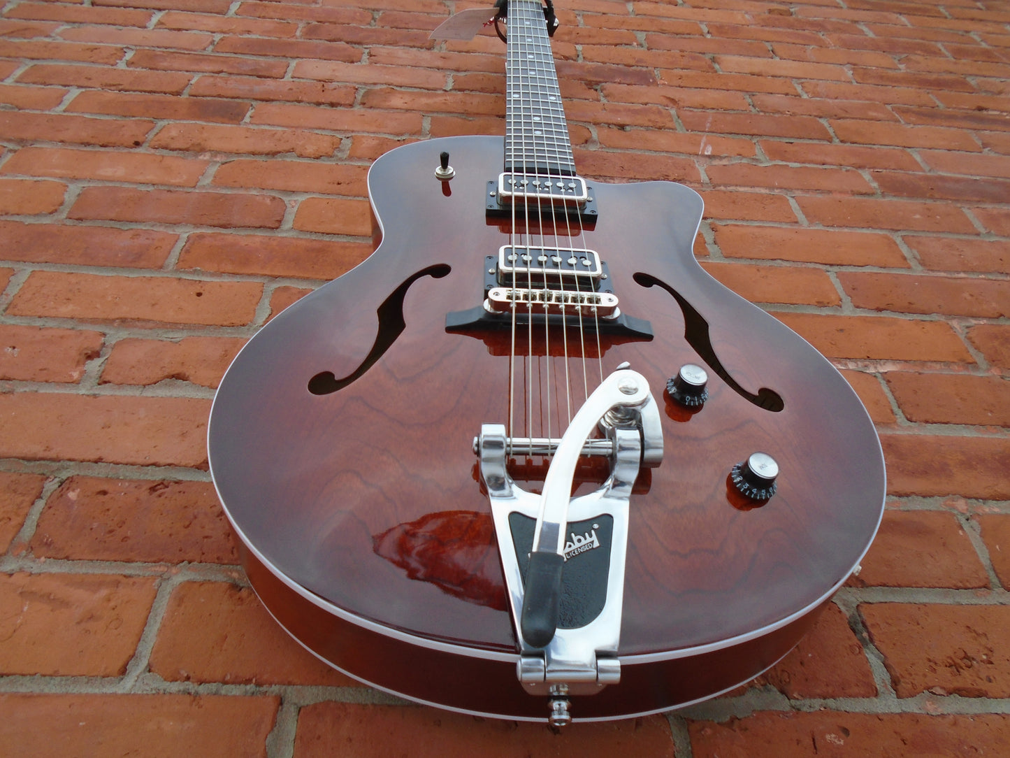 Godin 5th Ave Uptown , T-Armond Havana Brown sf w/bag