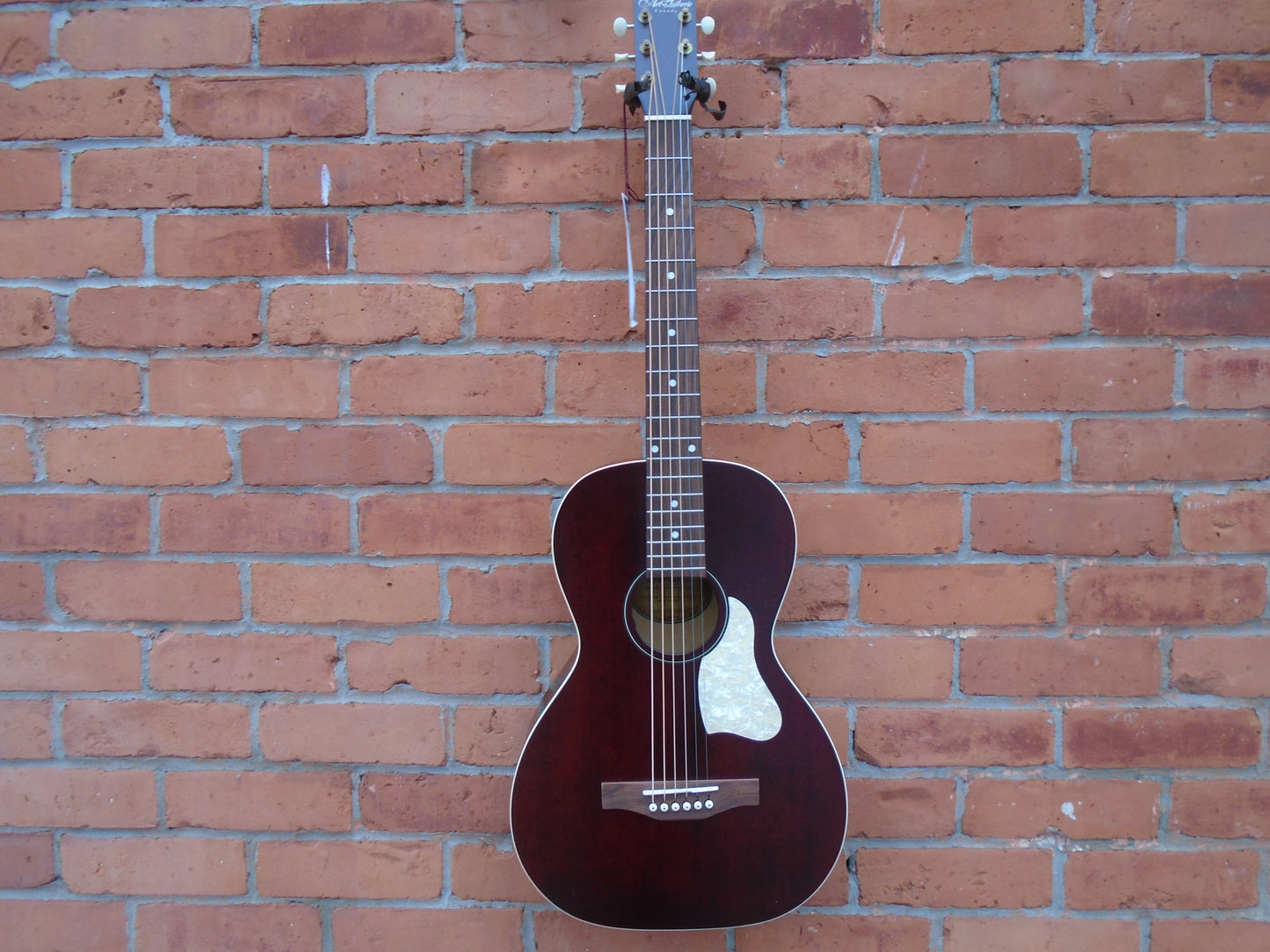 Art & Lutherie Roadhouse Tennessee Red A/E sf w/ bag