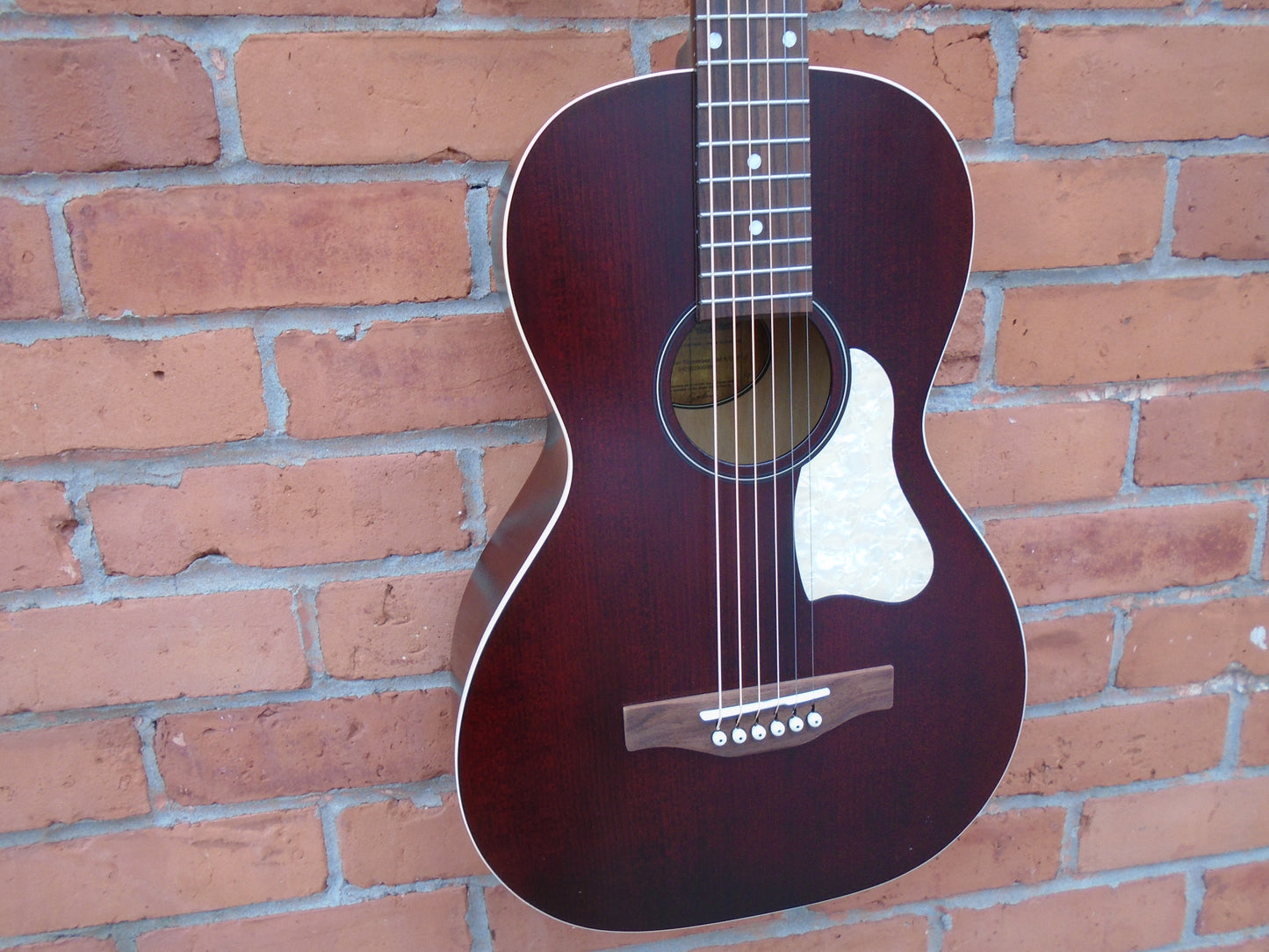 Art & Lutherie Roadhouse Tennessee Red A/E sf w/ bag