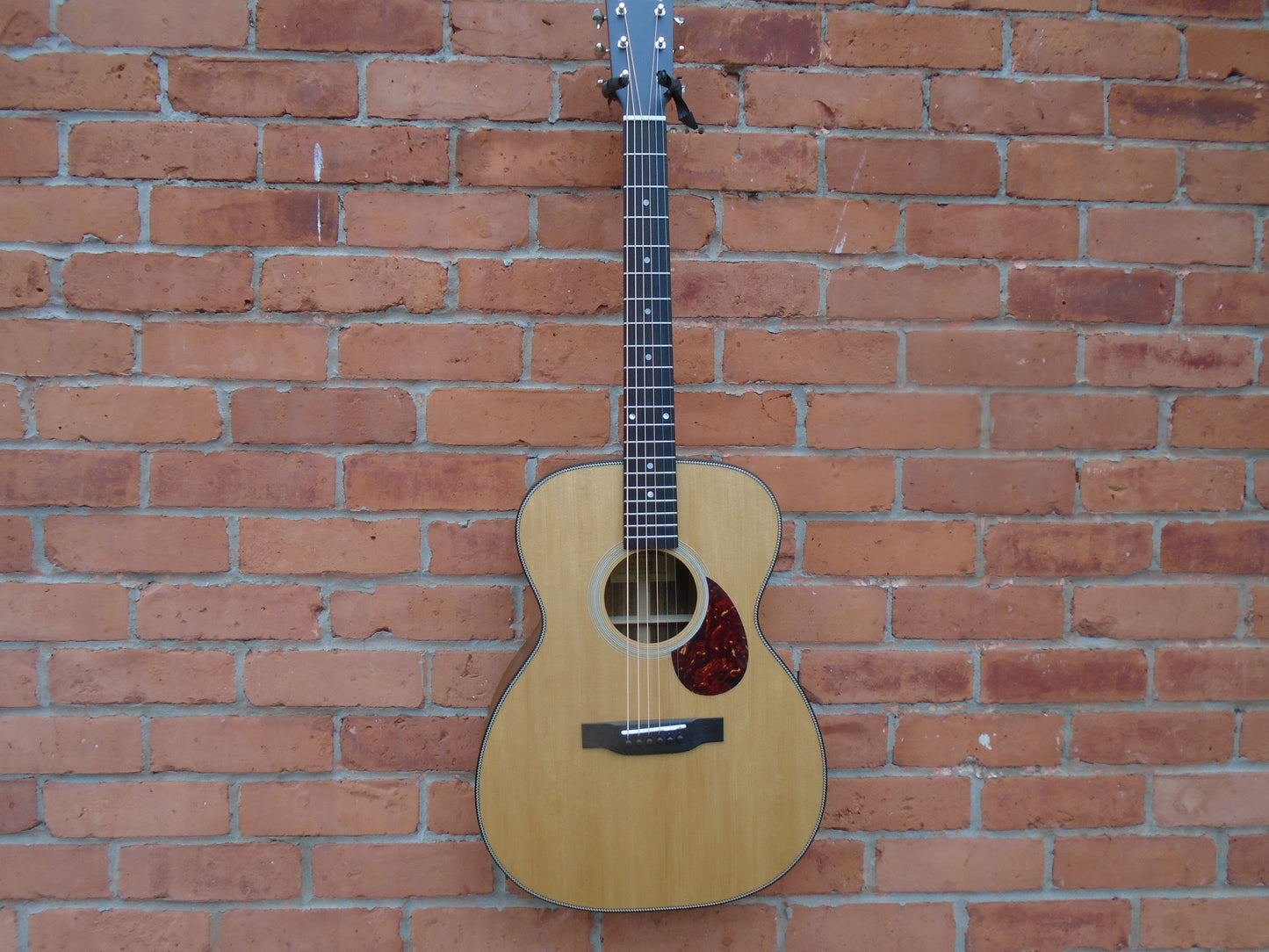 Eastman E3OME guitar w/bag &free leather strap