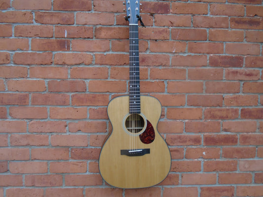 Eastman E3OME guitar w/bag &free leather strap