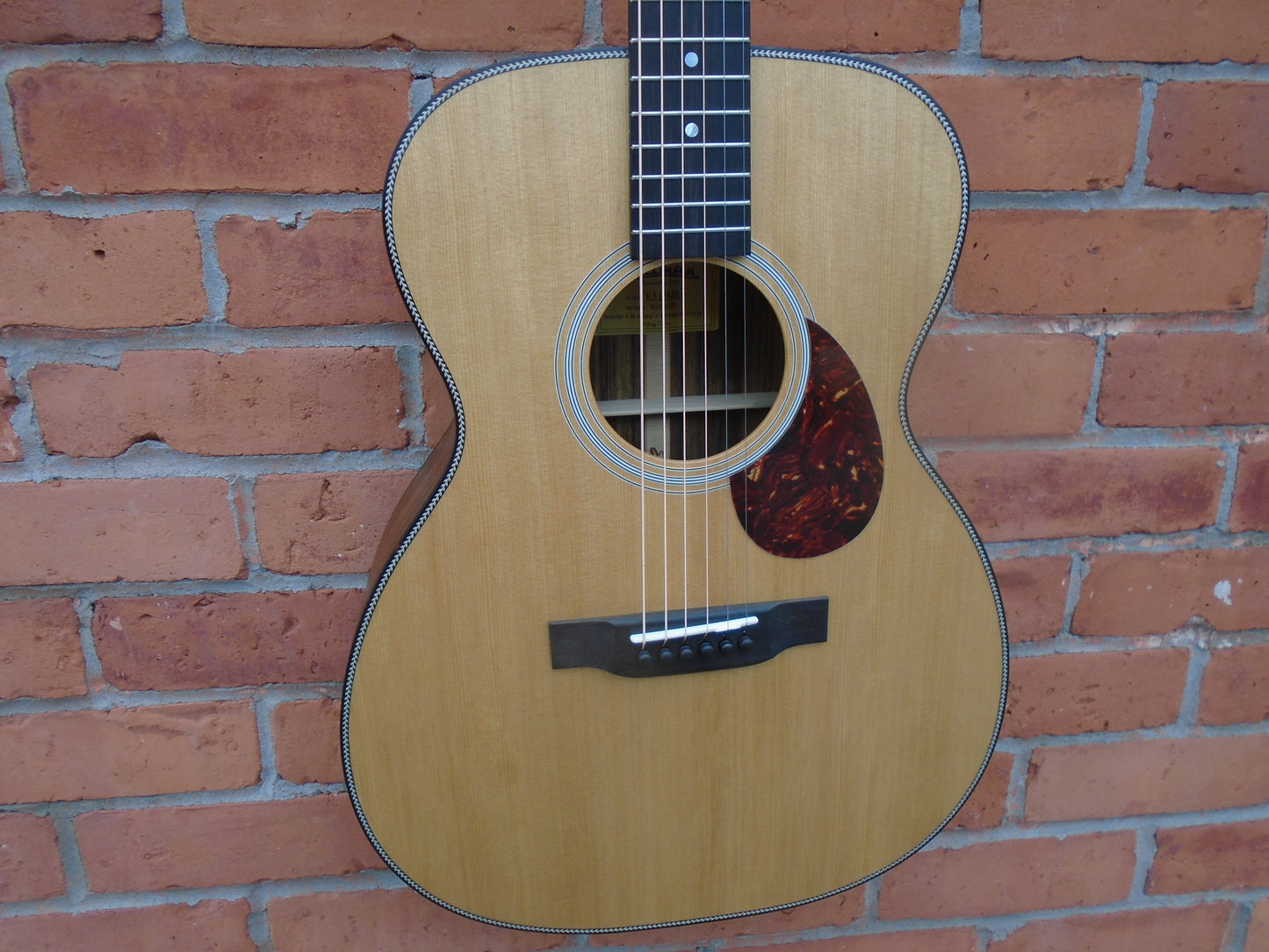 Eastman E3OME guitar w/bag &free leather strap