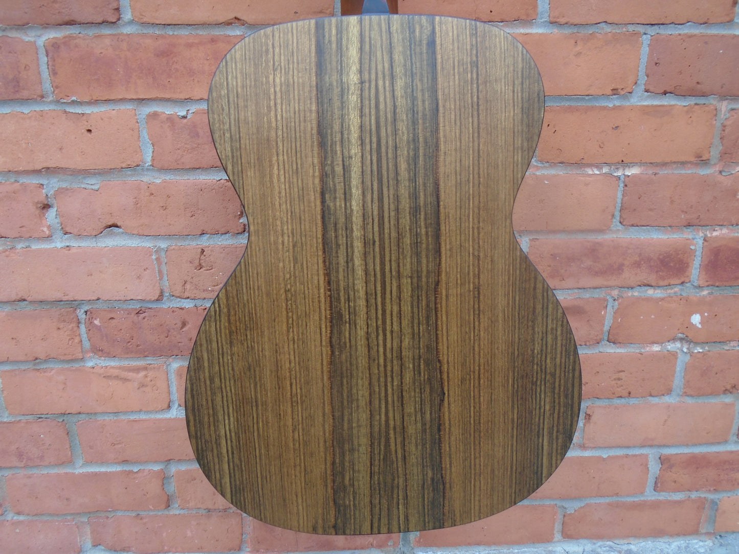 Eastman E3OME guitar w/bag &free leather strap