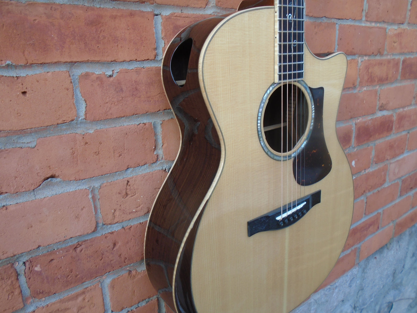 Eastman AC822CE w hard case, B stock instrument in a good condition