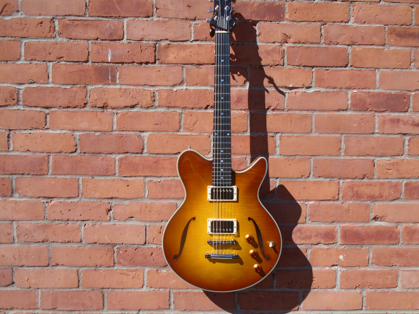 Eastman Romeo California w/hard case-store demo