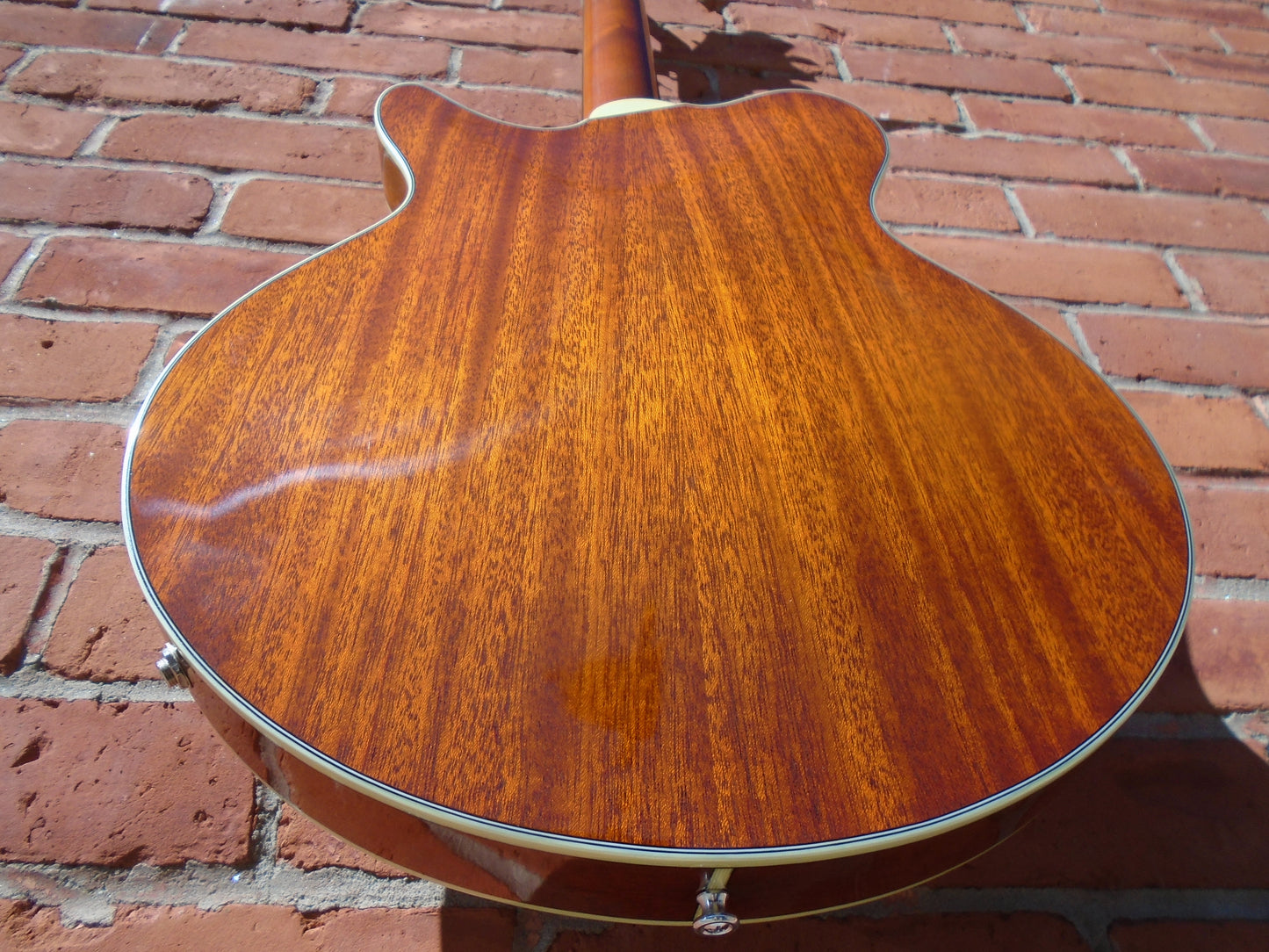 Eastman Romeo California w/hard case-store demo