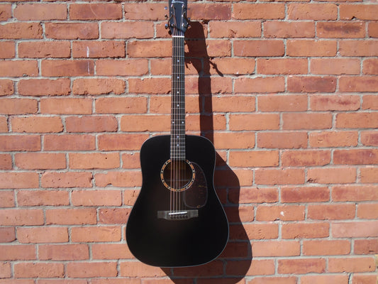 Eastman E2D-BK guitar w/bag