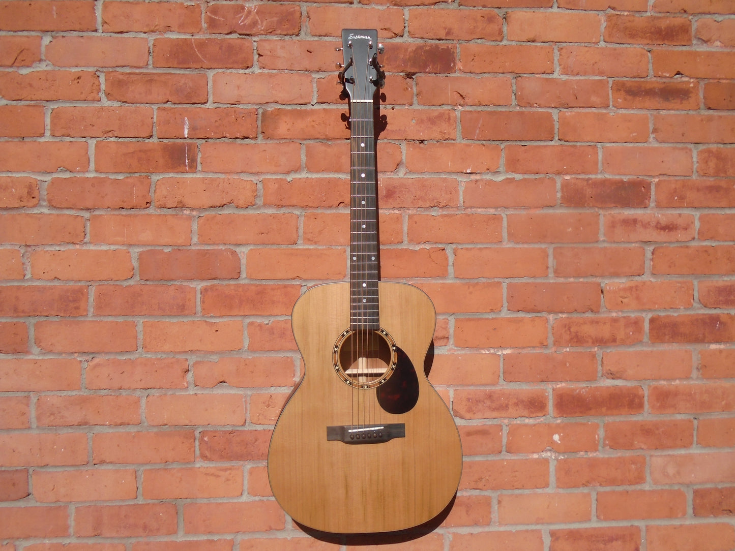 Eastman E2OM w/bag , B stock in a good condition