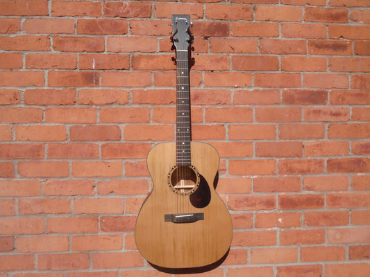 Eastman E2OM w/bag , B stock in a good condition