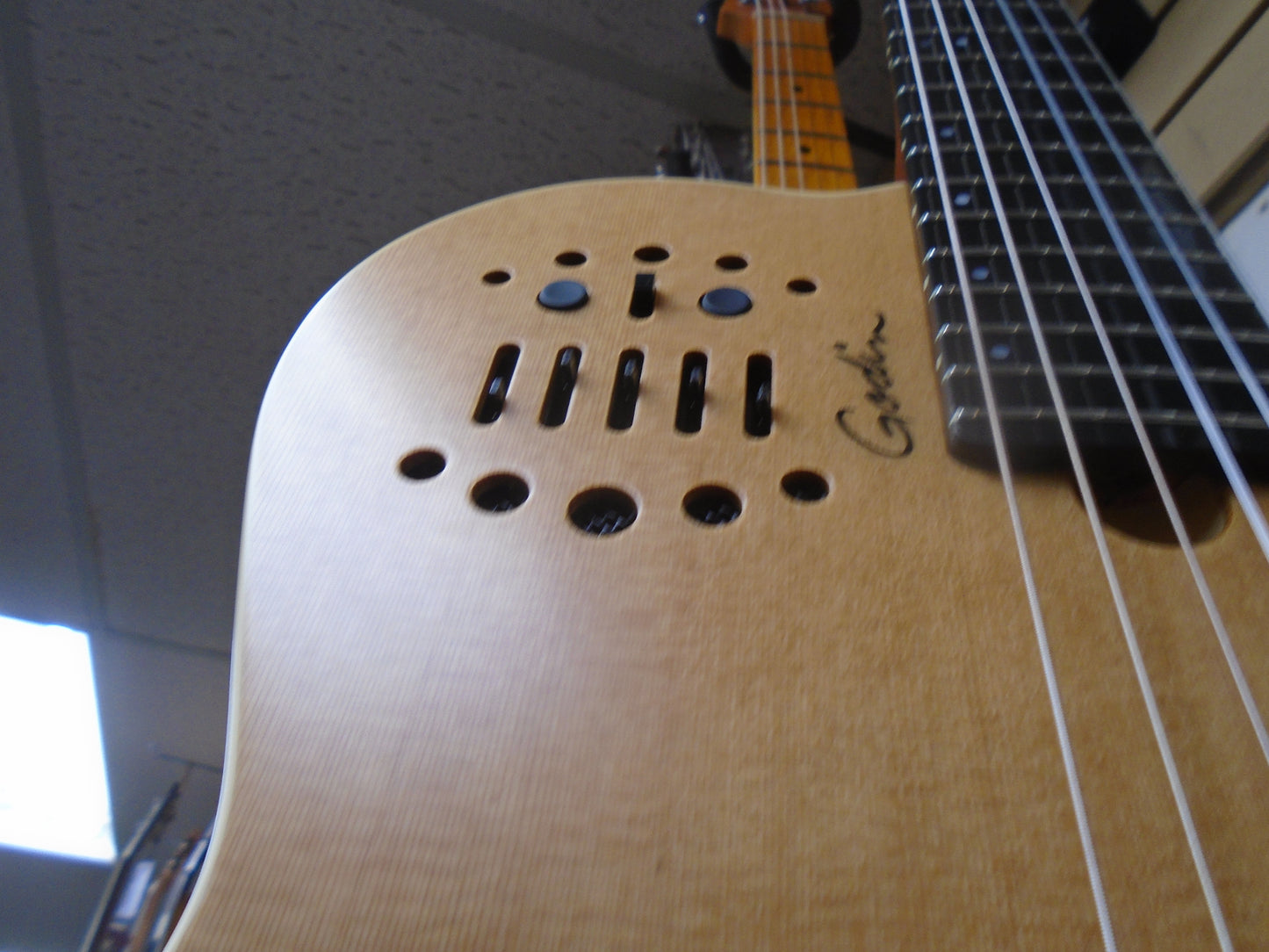 Godin Multiac ACS  SLIM  CA sf w/bag-store demo in a very good condition