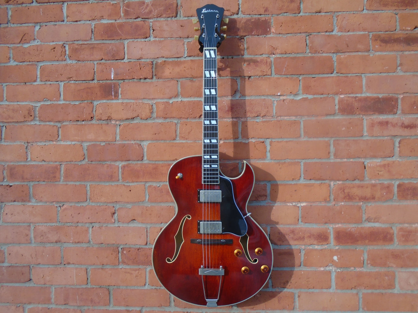 Eastman T49D/V guitar w/case-demo