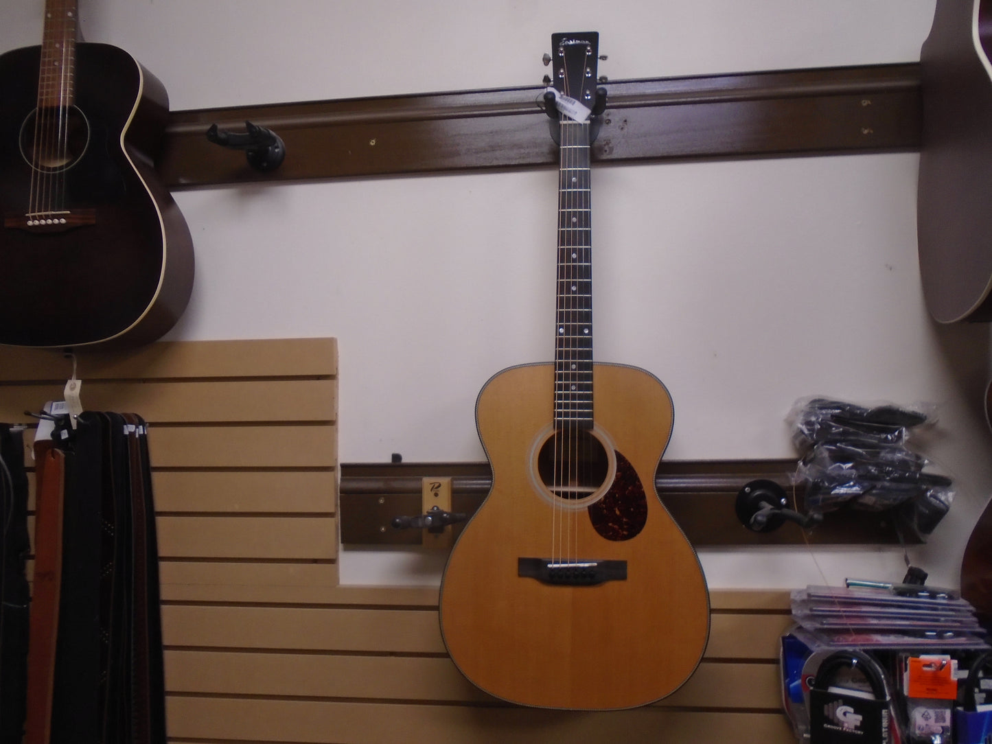 Eastman E3OME guitar w/bag