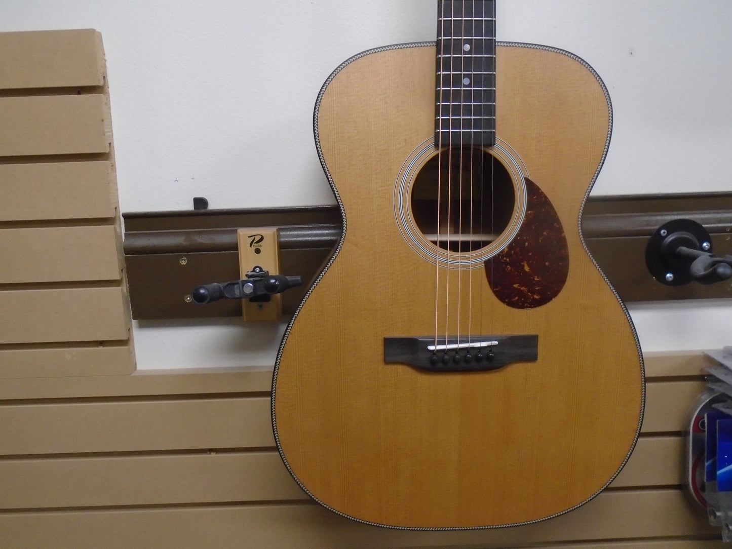 Eastman E3OME guitar w/bag