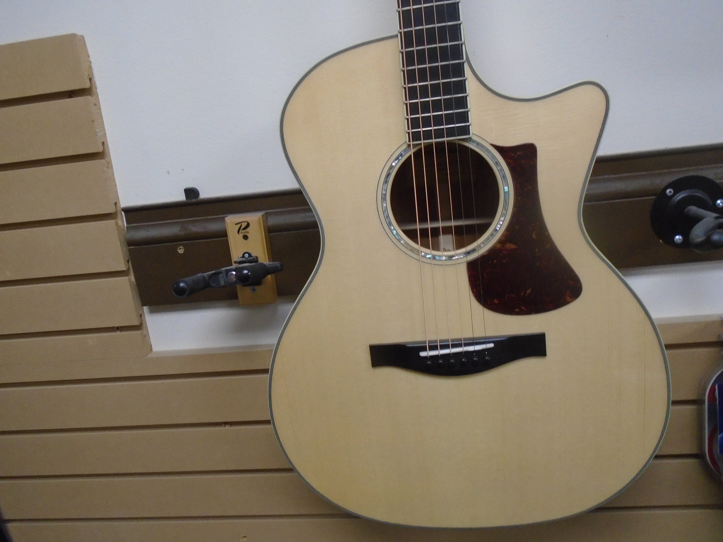 Eastman AC422CE-KOA-LTD guitar w/case