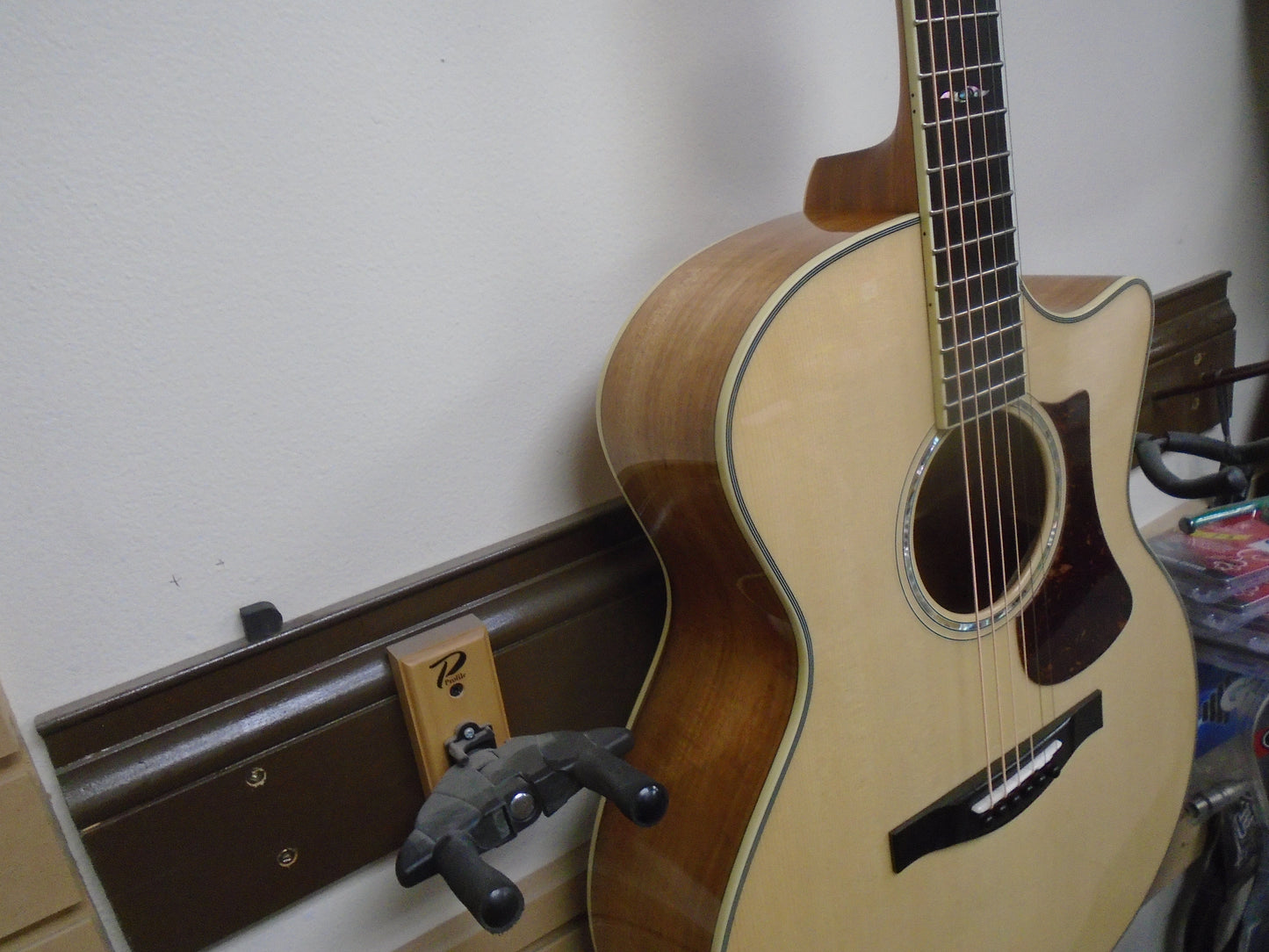 Eastman AC422CE-KOA-LTD guitar w/case