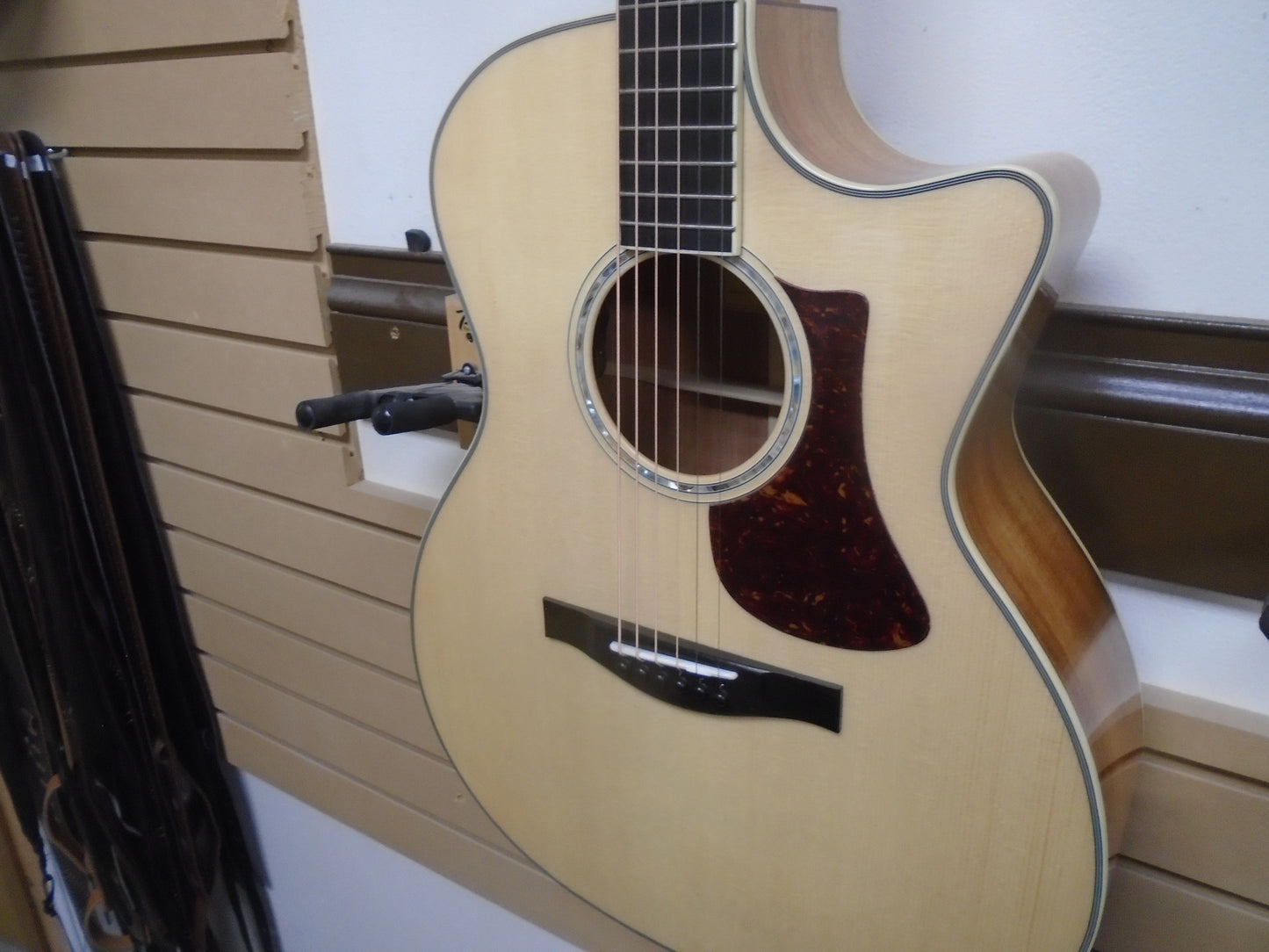 Eastman AC422CE-KOA-LTD guitar w/case