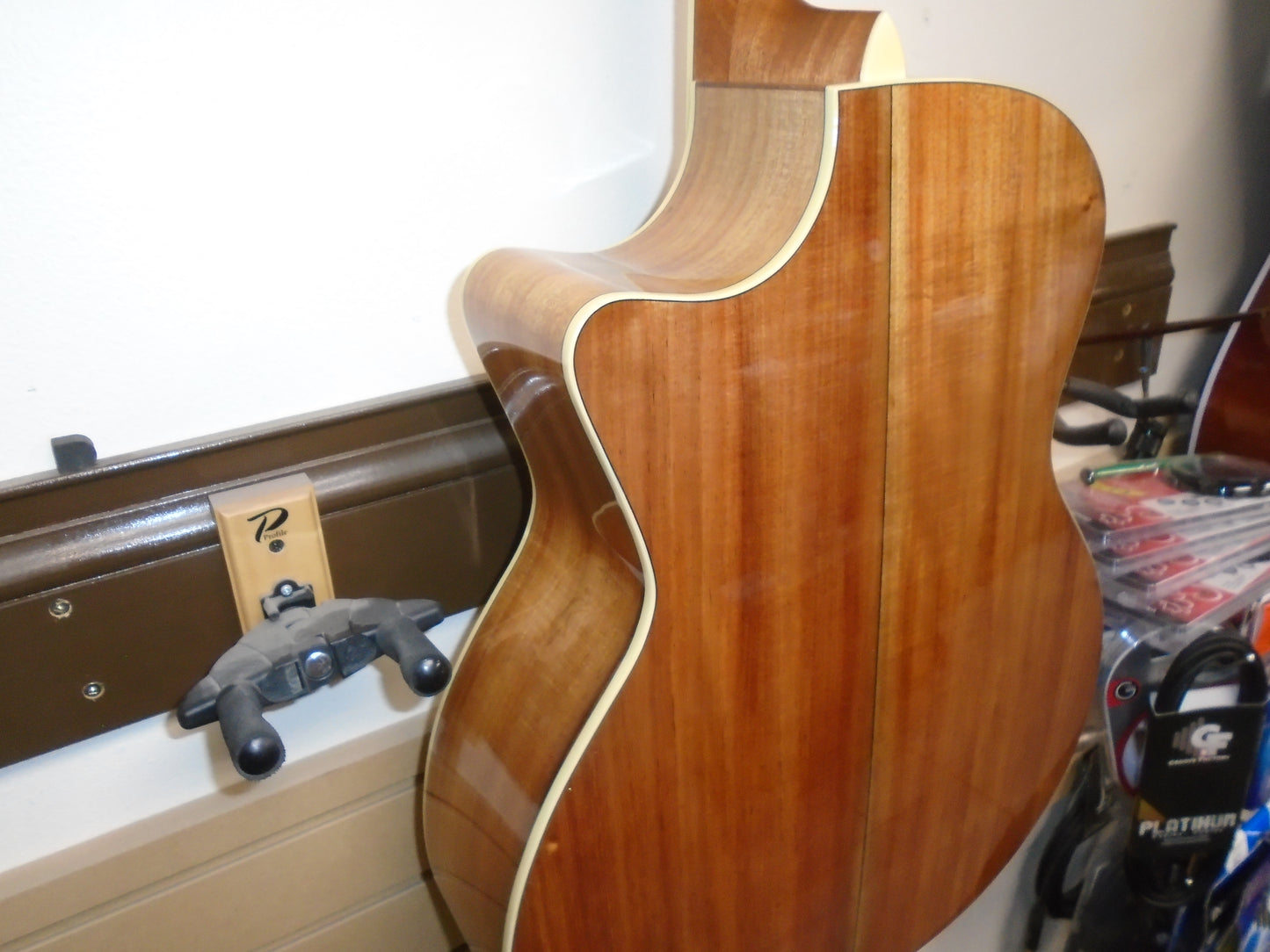 Eastman AC422CE-KOA-LTD guitar w/case