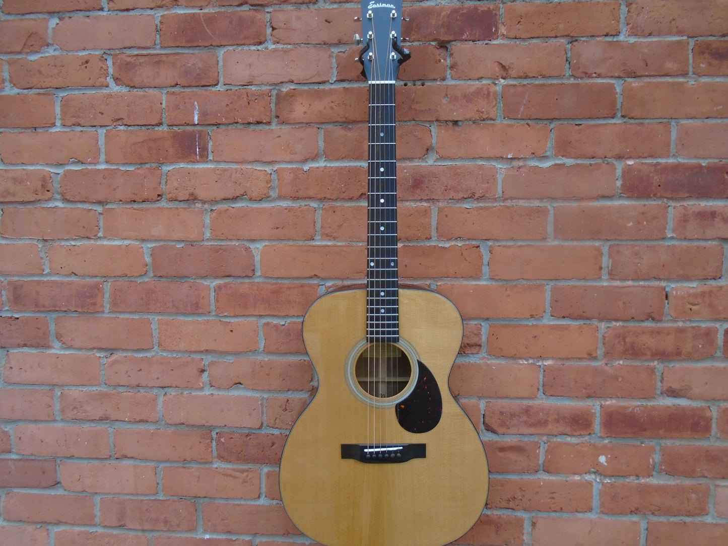 Eastman E6OM-TC w/case-B stock instrument