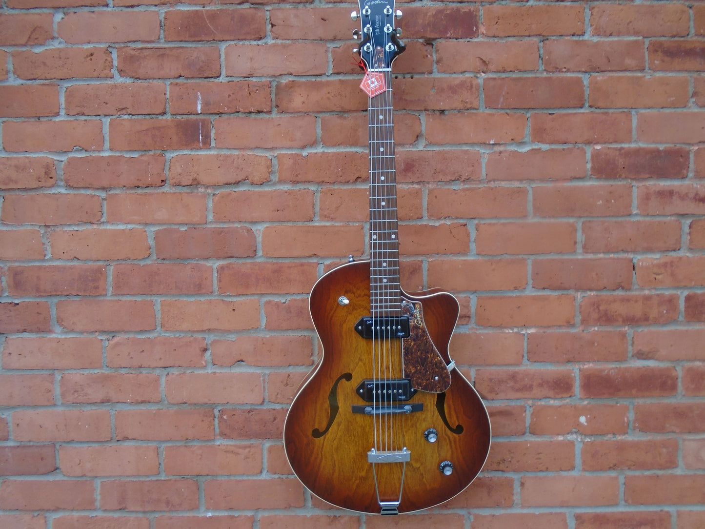 Godin  5th Ave , Kingpin ll P-90 cognac Burst sf