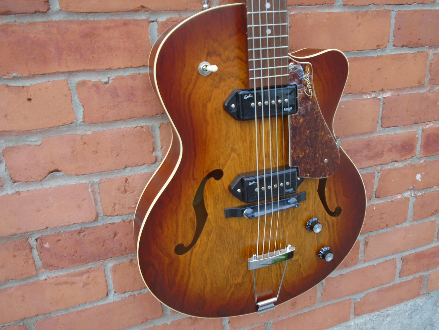 Godin  5th Ave , Kingpin ll P-90 cognac Burst sf