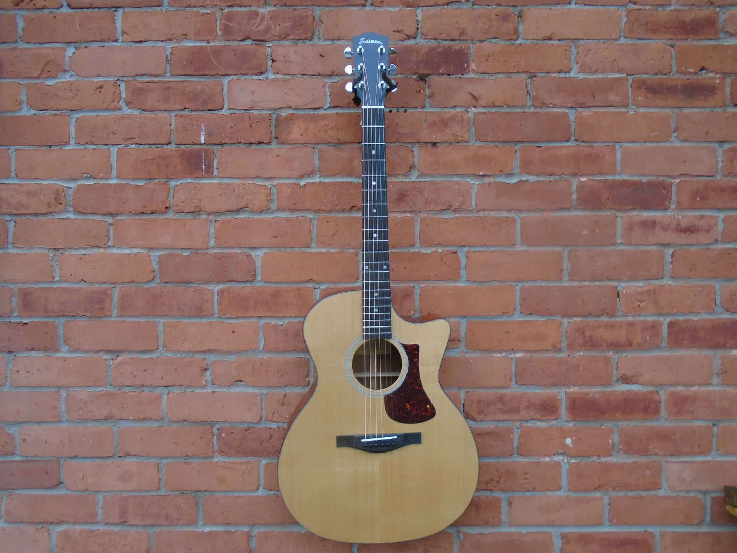 Eastman AC122-1CE w/bag & nice strap