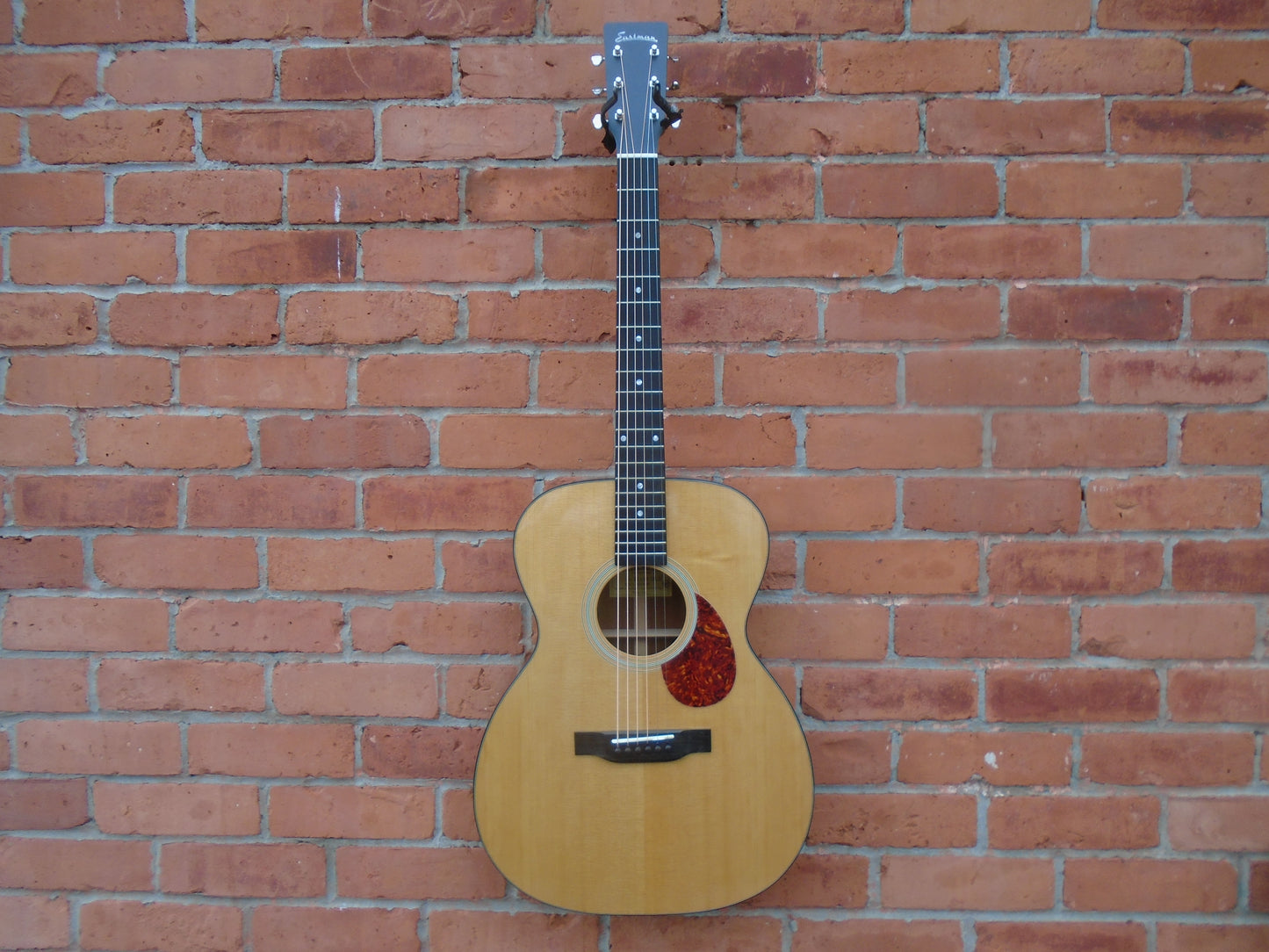 Eastman  E1OM-DLX w/bag -B stock in a very good condition
