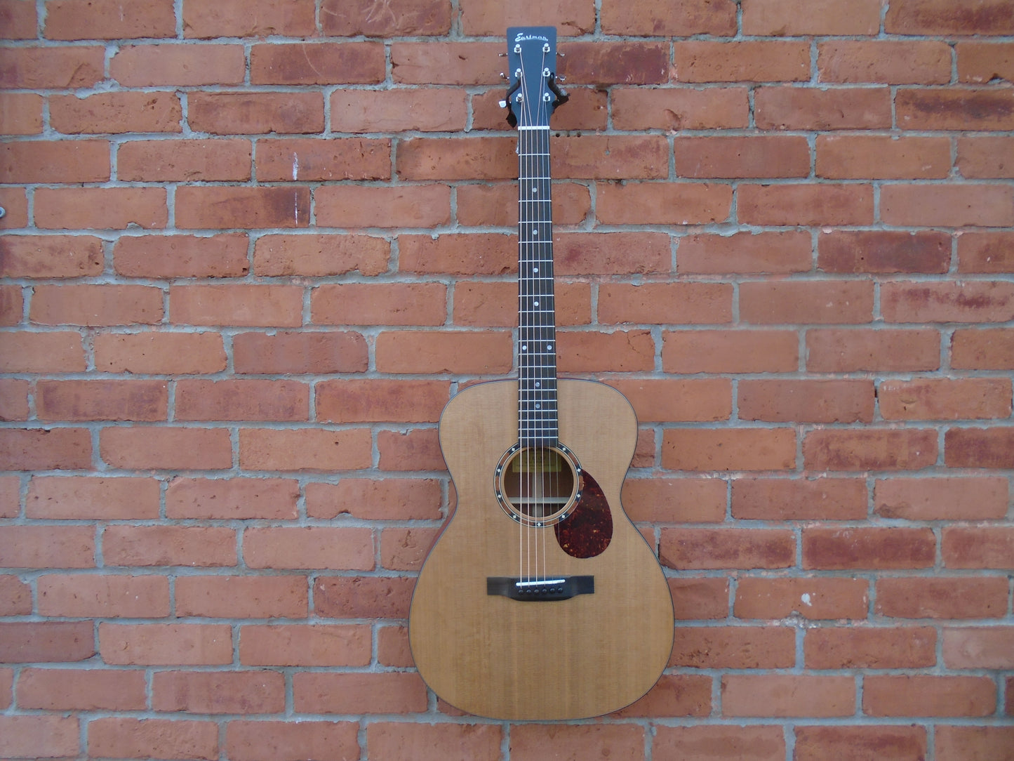 Eastman E2OM w/bag , free strap &tuner
