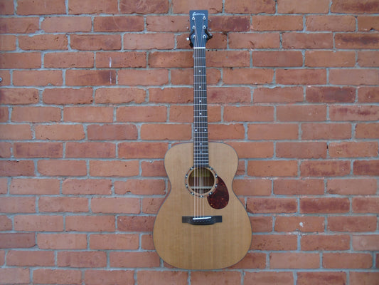 Eastman E2OM w/bag , free strap &tuner