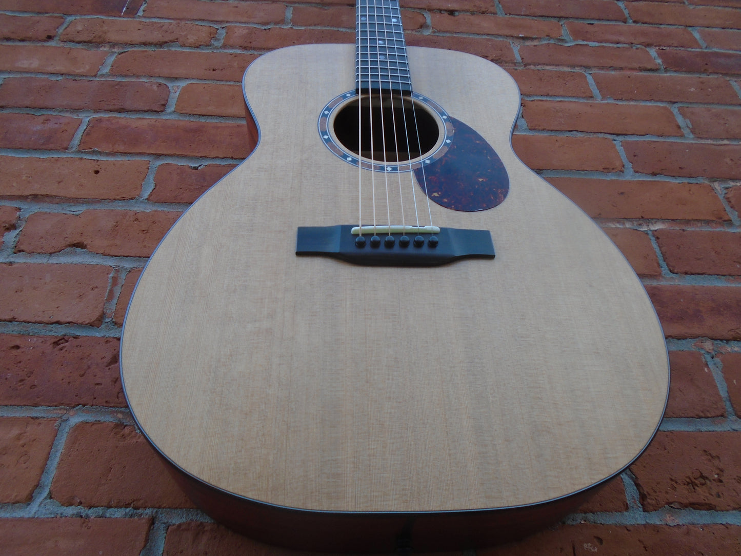 Eastman E2OM w/bag , free strap &tuner