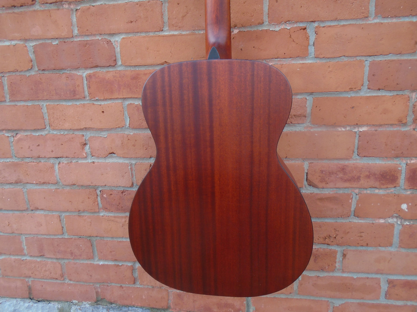 Eastman E2OM w/bag , free strap &tuner