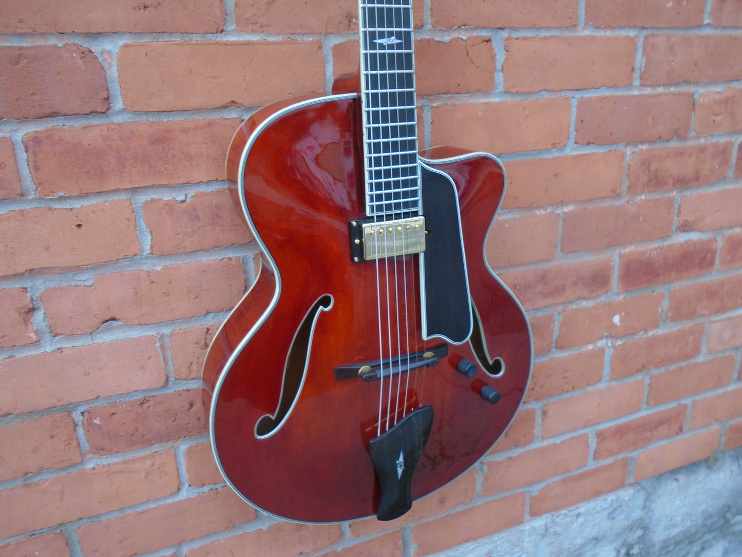 Eastman AR805CE guitar w/case-B stock instrument in a mint condition