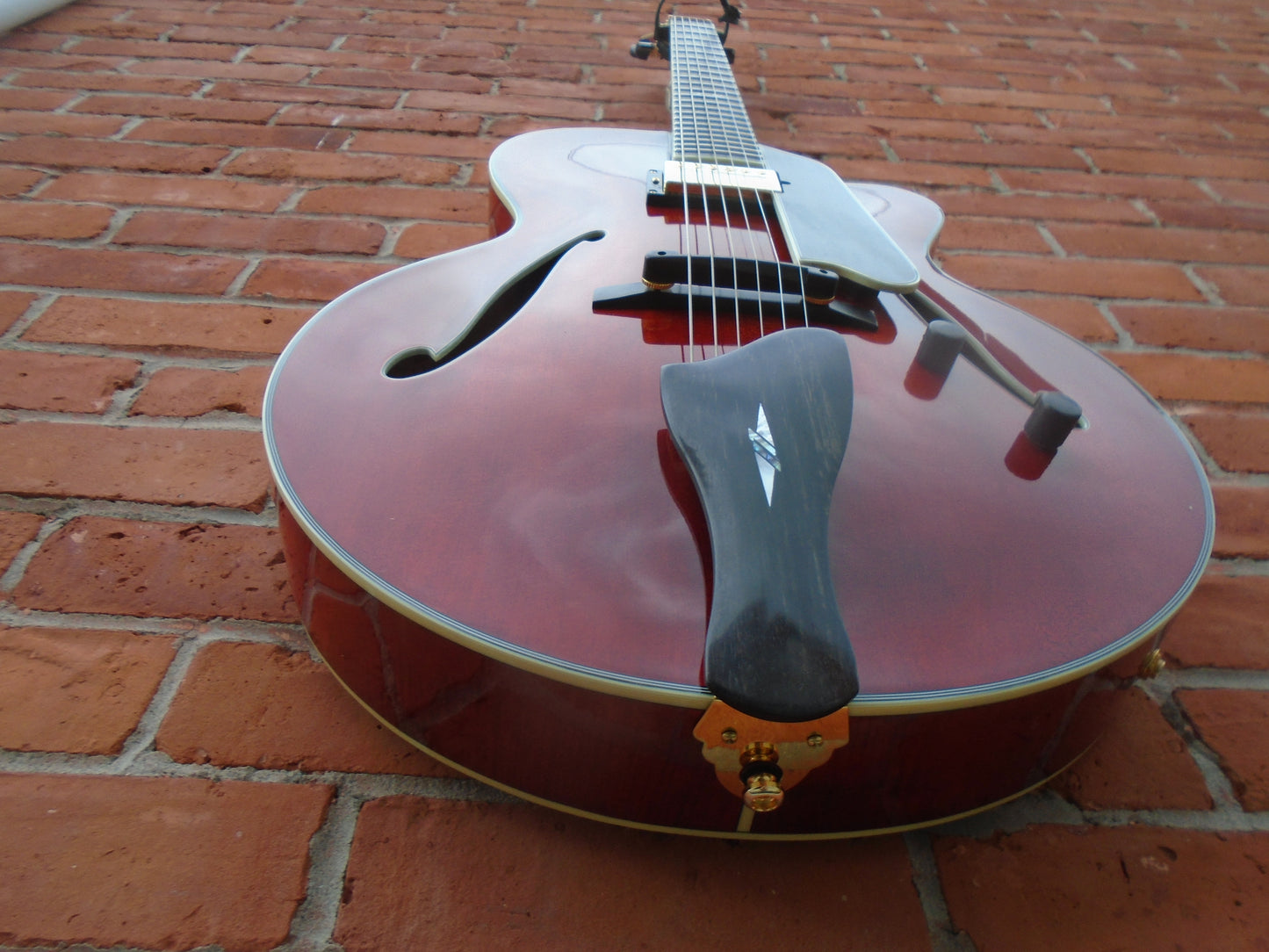 Eastman AR805CE guitar w/case-B stock instrument in a mint condition