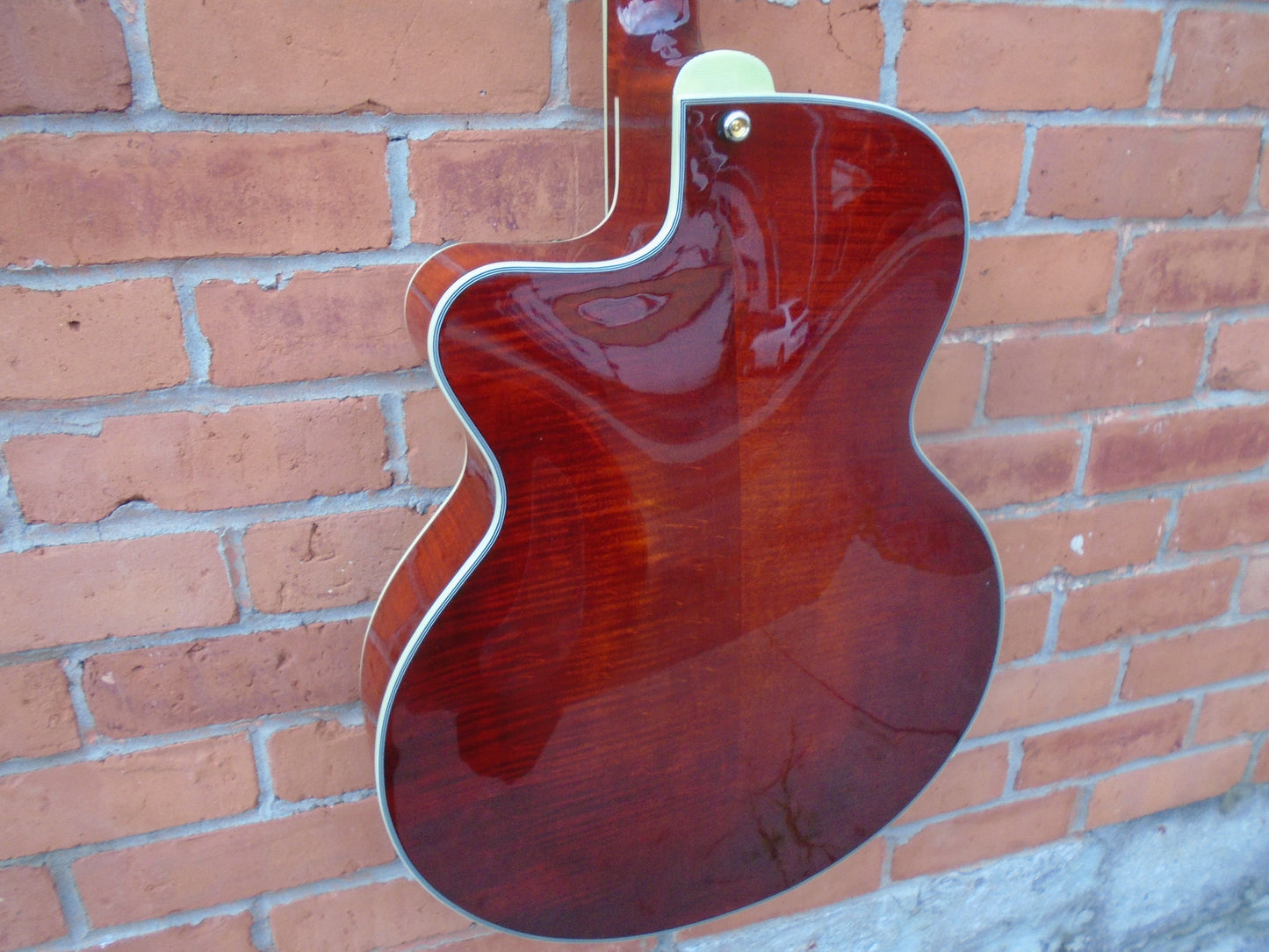 Eastman AR805CE guitar w/case-B stock instrument in a mint condition