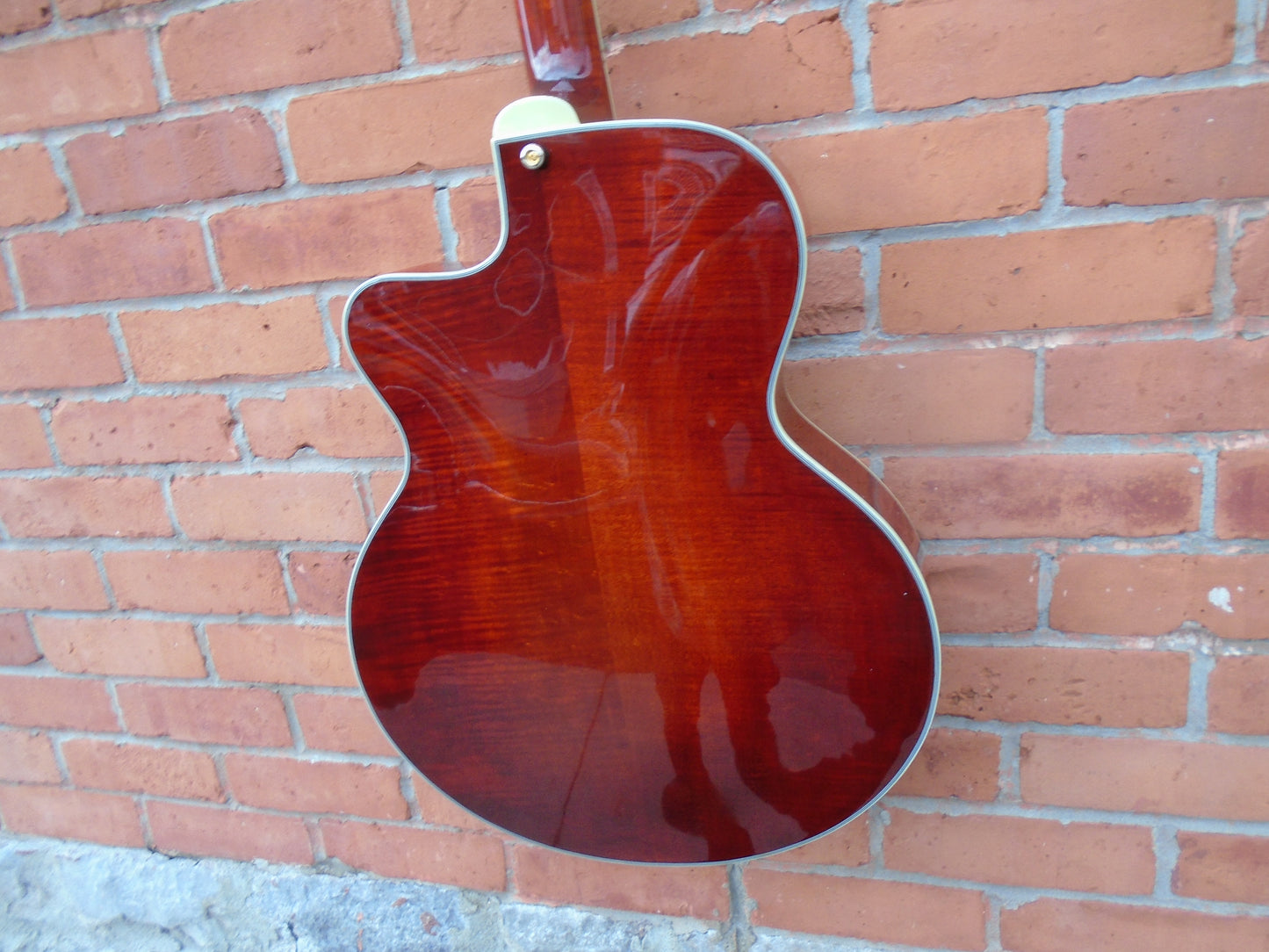 Eastman AR805CE guitar w/case-B stock instrument in a mint condition