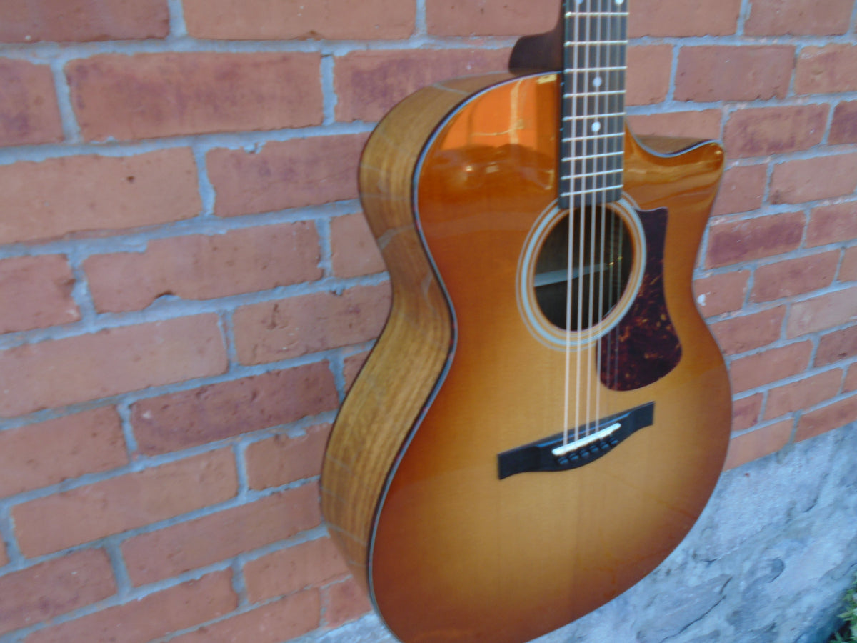 Eastman AC222CE-DLX-GB guitar w/bag