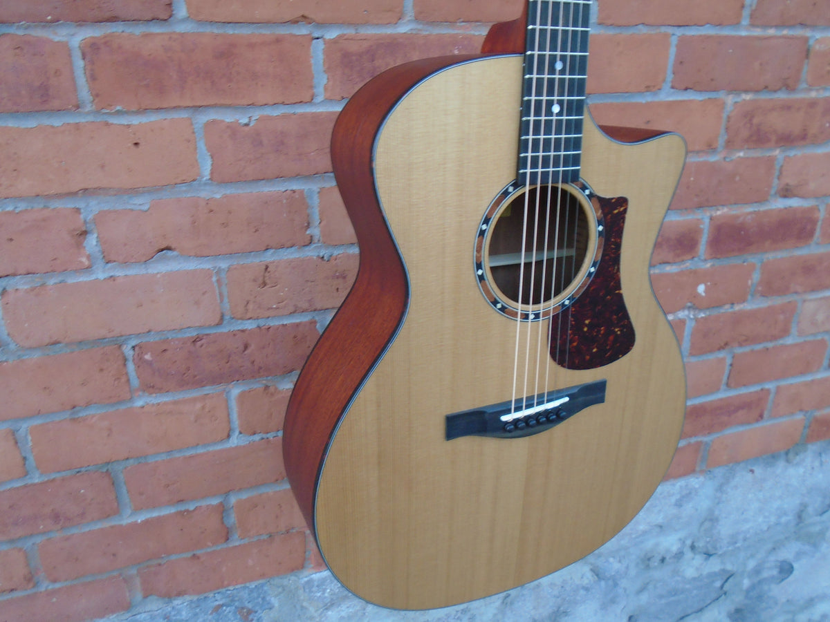 Eastman AC122-2CE w/bag