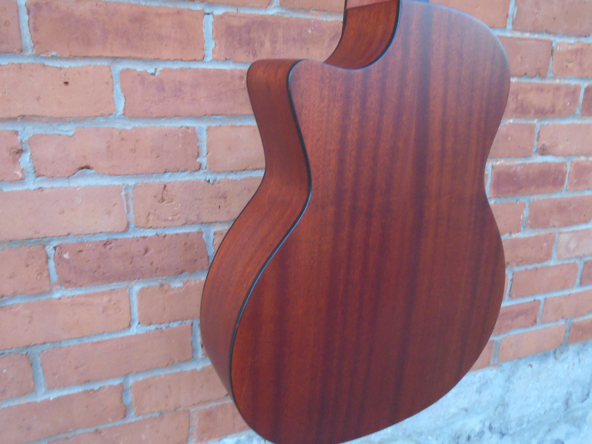 Eastman AC122-2CE w/bag